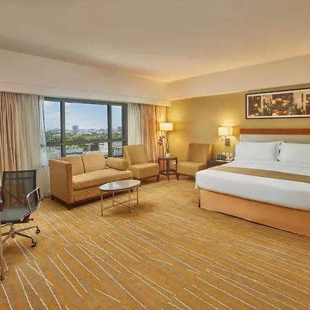 Holiday Inn & Suites Makati By Ihg Makati City Exterior photo Deluxe Room