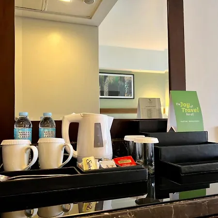 Holiday Inn & Suites Makati By Ihg Makati City Exterior photo A hotel room's wet bar