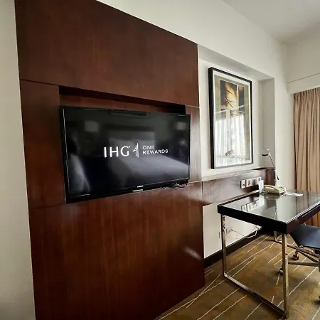 Holiday Inn & Suites Makati By Ihg Makati City Exterior photo