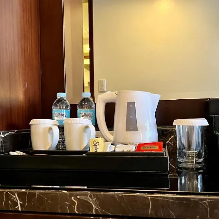 Holiday Inn & Suites Makati By Ihg Makati City Exterior photo A kettle and a water jug in a hotel room