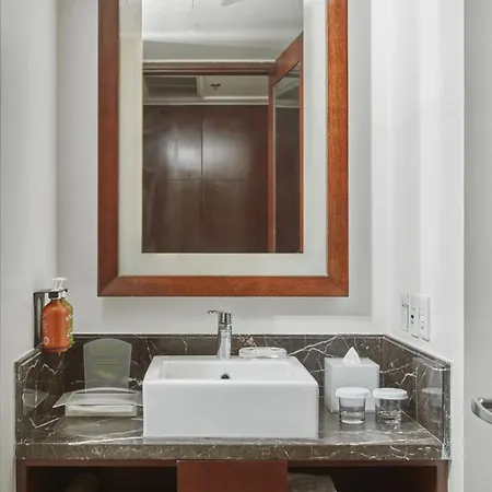 Holiday Inn & Suites Makati By Ihg Makati City Exterior photo Bathroom