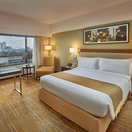 Holiday Inn & Suites Makati By Ihg Makati City Exterior photo Deluxe Room