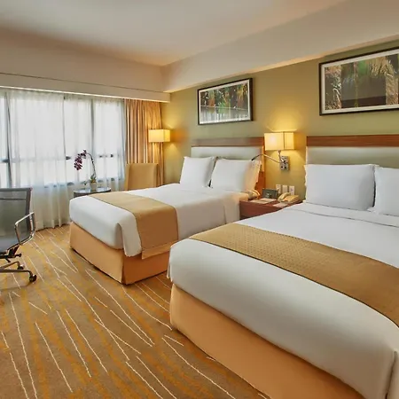 Holiday Inn & Suites Makati By Ihg Makati City Exterior photo Deluxe Room