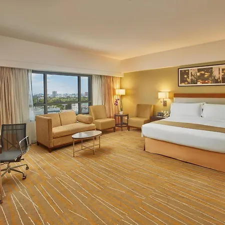 Holiday Inn & Suites Makati By Ihg Makati City Exterior photo Deluxe Room