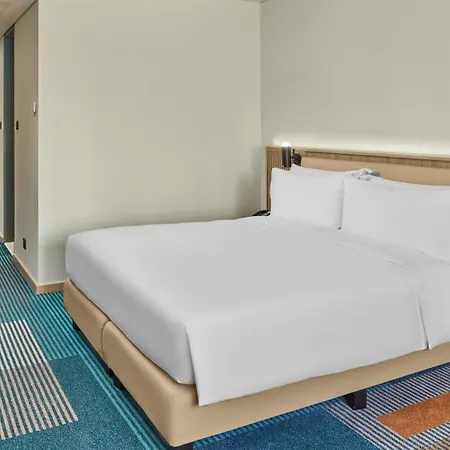Holiday Inn & Suites Makati By Ihg Makati City Exterior photo
